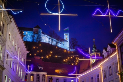Best Holiday Tours Showcasing Christmas Markets and Northern Lights